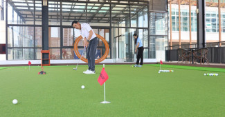 옥상은 퍼팅 연습 중입니다.