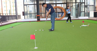 옥상은 퍼팅  연습 중입니다.