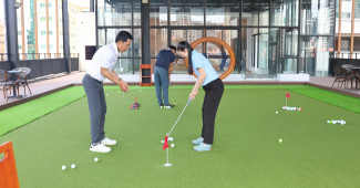 옥상은 퍼팅  연습 중입니다.....