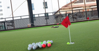 옥상은 퍼팅 연습 장입니다.